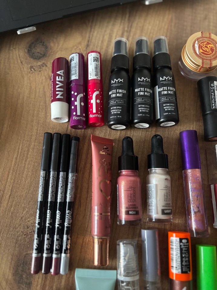 Çok Renkli Makyaj Ürünleri Seti makyaj çantali - Görsel 2