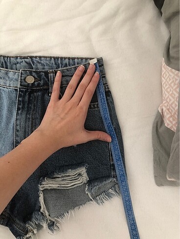 34 Beden mini iki renkli yirtik detay kot sort