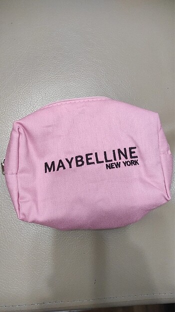 pembe maybelline makyaj çantasi