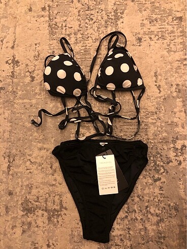siyah puantiyeli baglamali bikini takimi