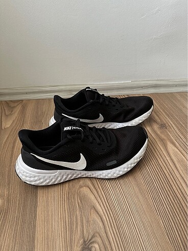 Nike Revolution