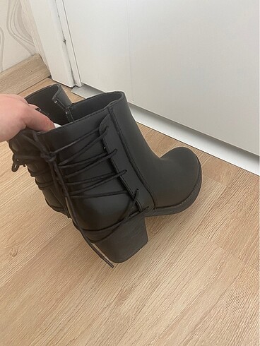 38 Beden siyah bot