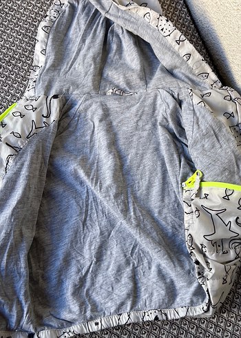 Kapüşonlu Gri Baskılı Erkek Çocuk Yağmurluk - Görsel 4