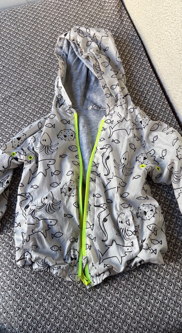 Kapüşonlu Gri Baskılı Erkek Çocuk Yağmurluk - Görsel 3