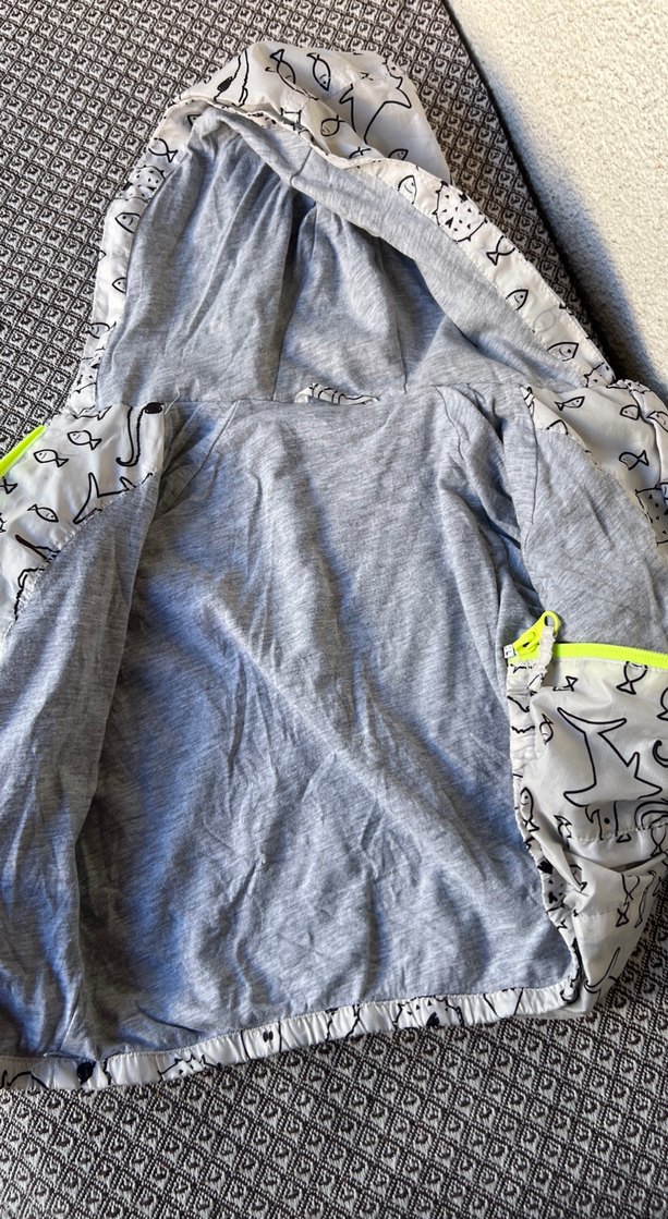 Kapüşonlu Gri Baskılı Erkek Çocuk Yağmurluk - Görsel 4