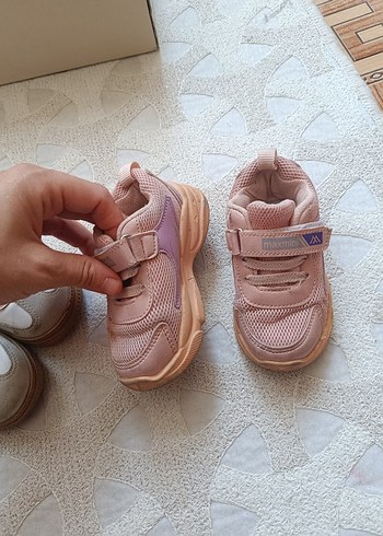 LC Waikiki Kız Çocuk Pembe Cırt Cırtlı Spor Ayakkabı