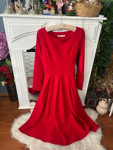 Kırmızı cepli elbise