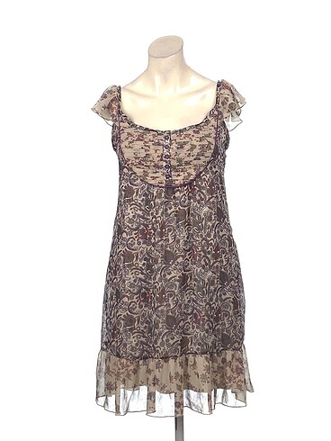 Stradivarius Kısa Elbise %70 İndirimli.
