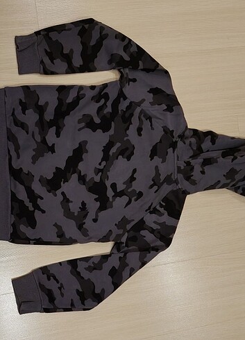 10 Yaş Beden Under Armour erkek çocuk sweatshirt