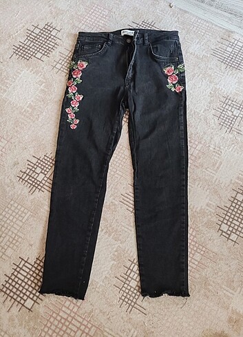 Çiçekli kot pantolon