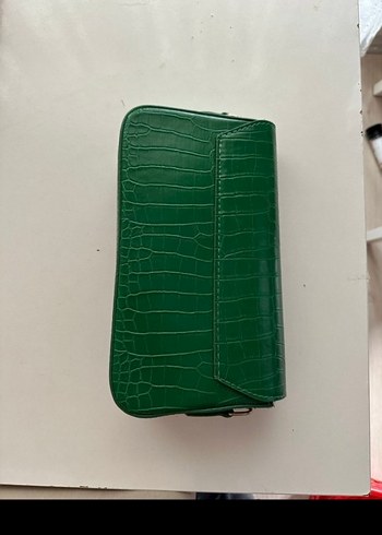 Guess Yeşil Parlak Deri Yılan Desenli Kadın Çanta
