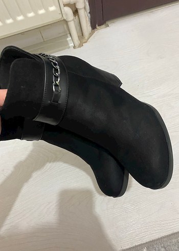 Zincir Detaylı Siyah Süet Blok Topuk Bot - Görsel 3