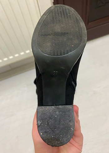 Zincir Detaylı Siyah Süet Blok Topuk Bot - Görsel 4