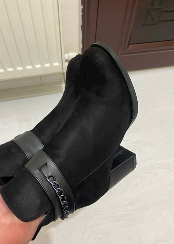 Zincir Detaylı Siyah Süet Blok Topuk Bot - Görsel 2