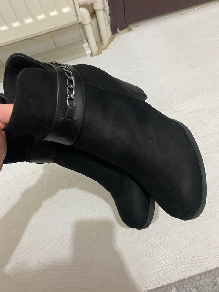 Zincir Detaylı Siyah Süet Blok Topuk Bot - Görsel 3