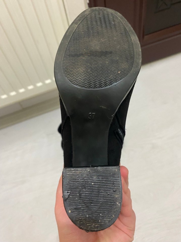 Zincir Detaylı Siyah Süet Blok Topuk Bot - Görsel 4