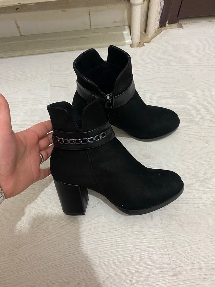 Zincir Detaylı Siyah Süet Blok Topuk Bot - Görsel 5
