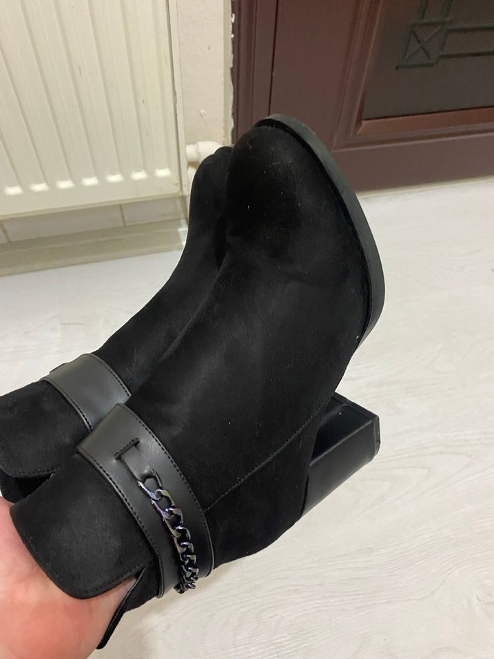 Zincir Detaylı Siyah Süet Blok Topuk Bot - Görsel 2