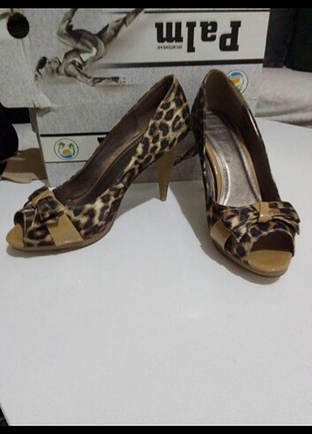 Leopar desen topuklu ayakkabi