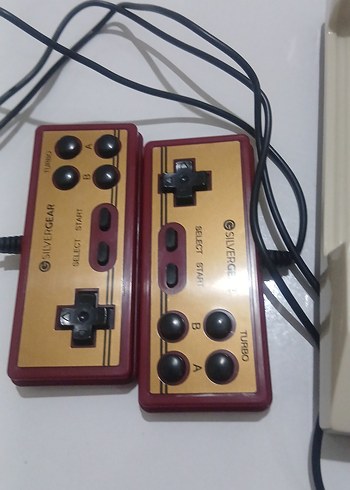 Retro Oyun Konsolu ve Kumandalar - Görsel 3