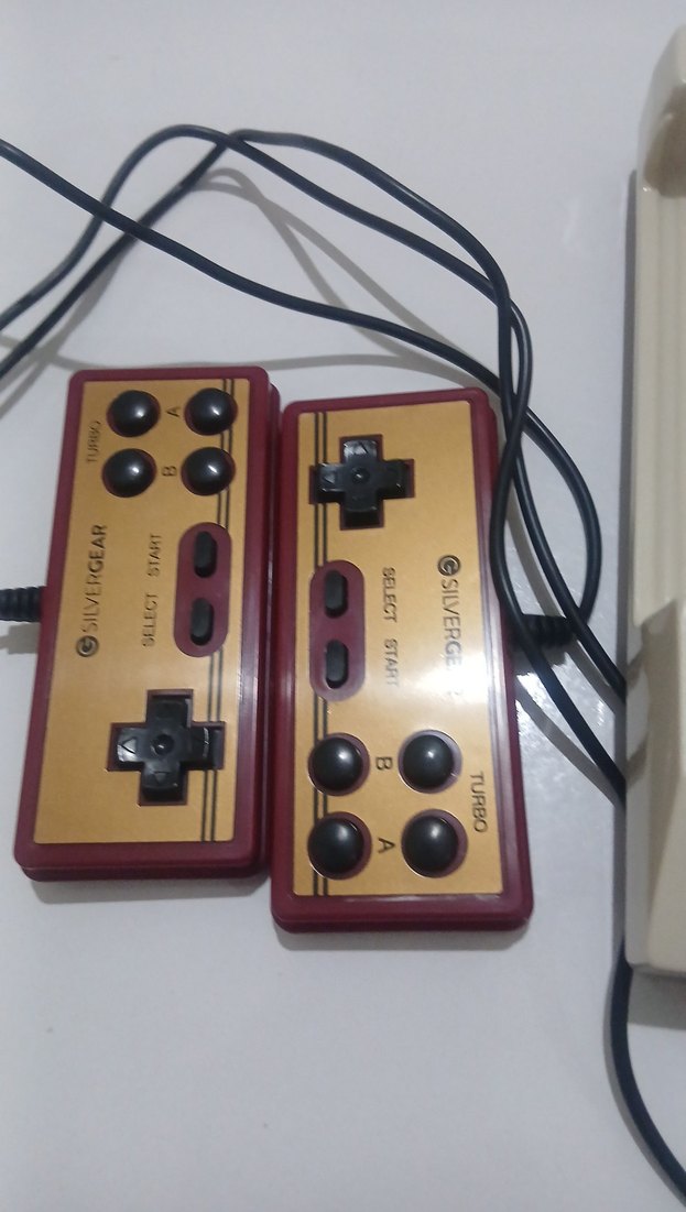 Retro Oyun Konsolu ve Kumandalar - Görsel 3