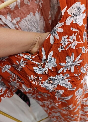 Çiçekli yırtmaçlı elbise - Görsel 5