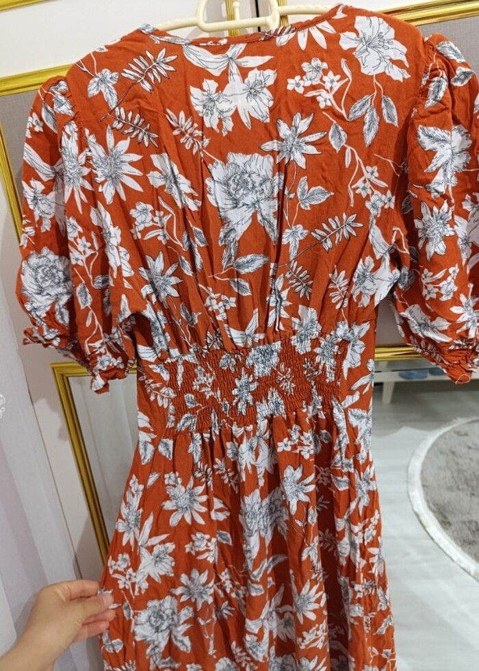 Çiçekli yırtmaçlı elbise - Görsel 2