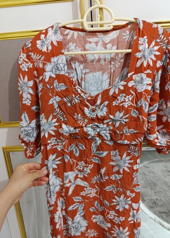 Çiçekli yırtmaçlı elbise - Görsel 3