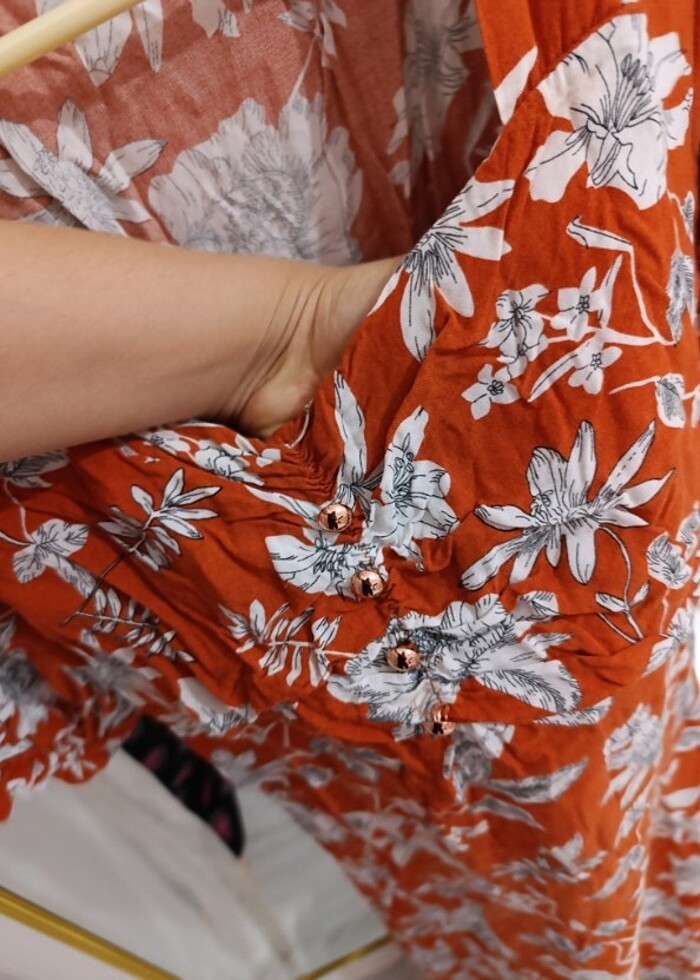 Çiçekli yırtmaçlı elbise - Görsel 5