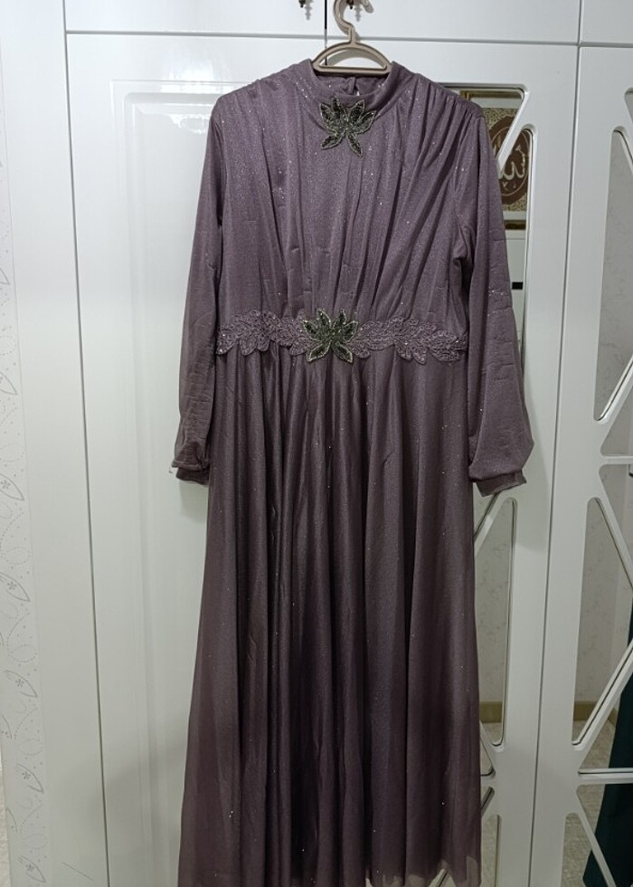 Lila renginde tesettür abiye  - Görsel 3