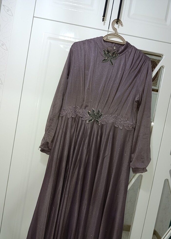 Lila renginde tesettür abiye  - Görsel 4