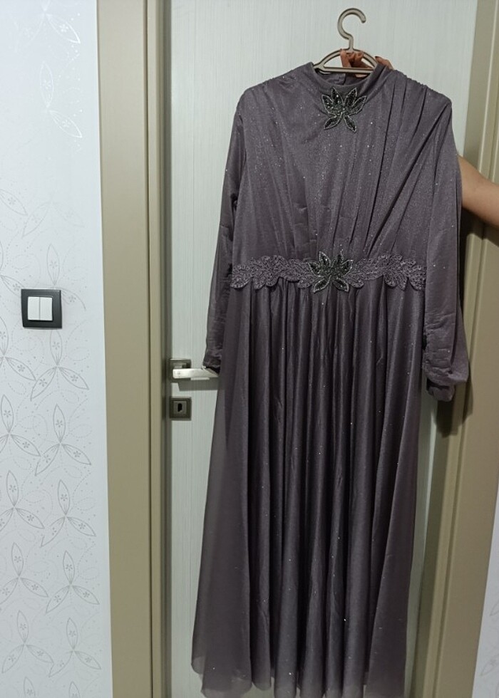 Lila renginde tesettür abiye  - Görsel 5