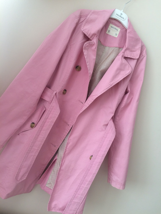 Pembe trençkot