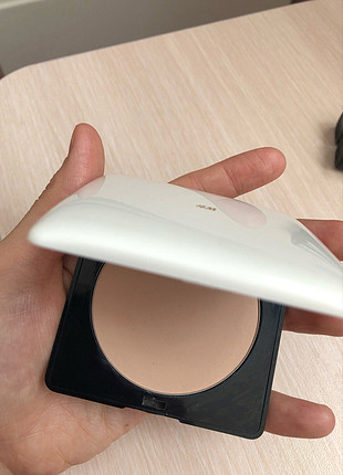 H&M H&M perfectionist finishing powder cream
