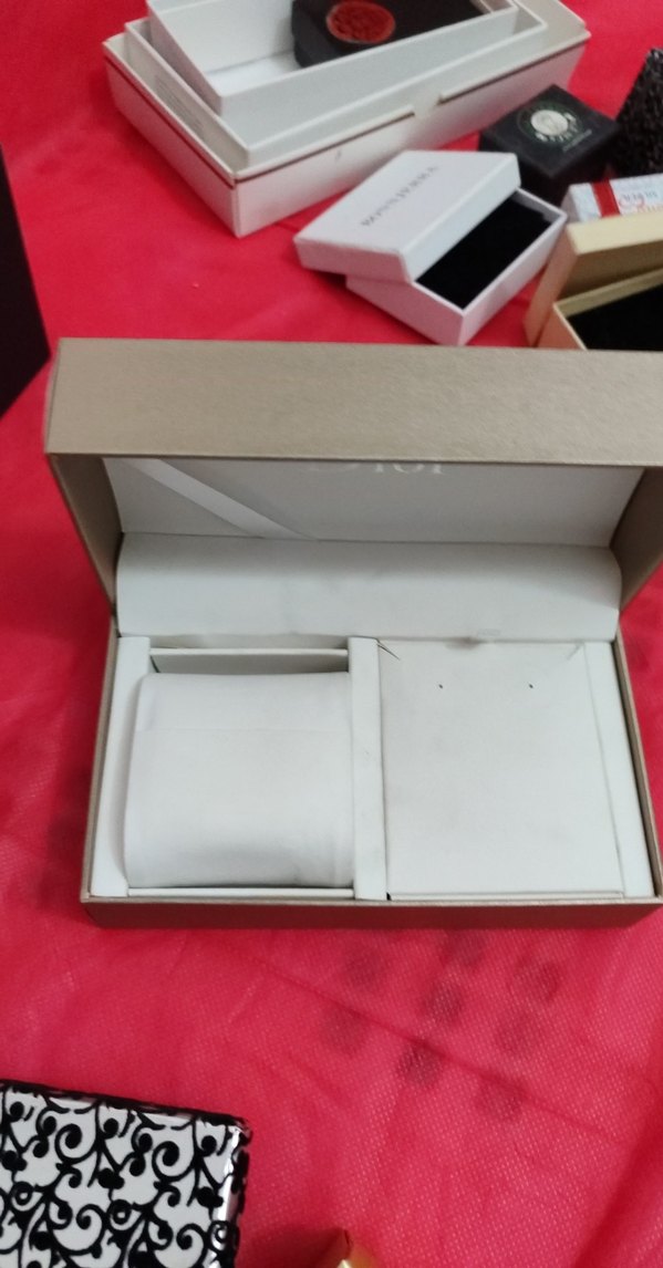 Parlak Gold renkli Dior marka saat kutusu - Görsel 3