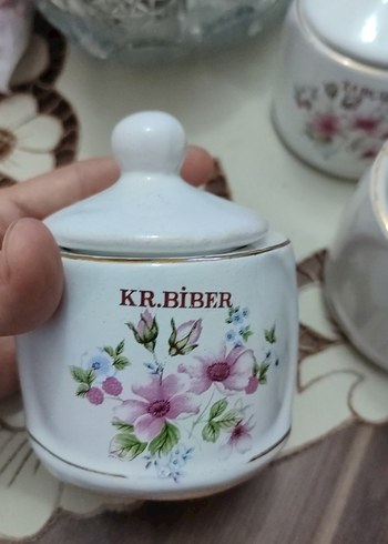 Beyaz Çiçek Desenli Kapaklı Baharatlık Seti - Görsel 2