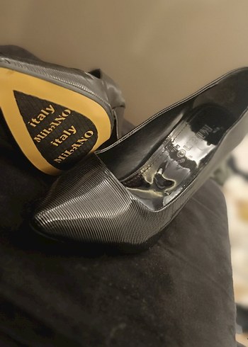 Kemer Detaylı Siyah Stiletto Topuklu Ayakkabı