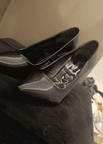 Zara Kemer Detaylı Siyah Stiletto Topuklu Ayakkabı