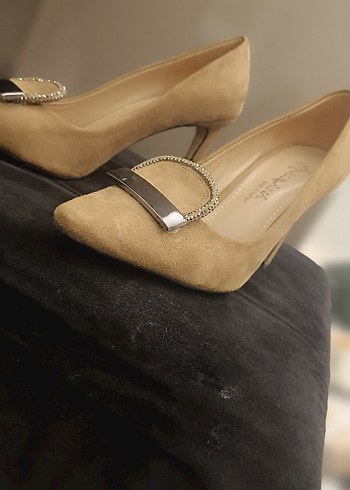 Diger Bej Süet Tokalı Stiletto