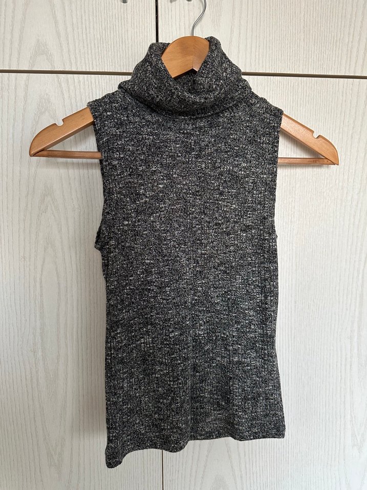 Gri Boğazlı Kolsuz Triko - Görsel 3