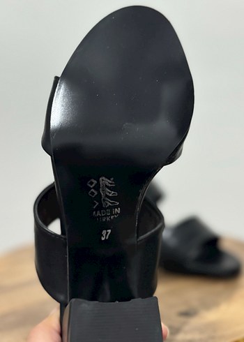 Siyah Kadın Topuklu Terlik - Görsel 2