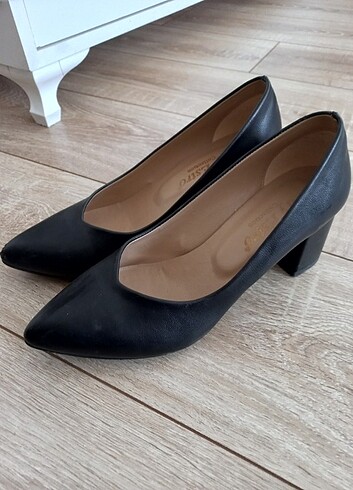 Siyah Topuklu ayakkabı 