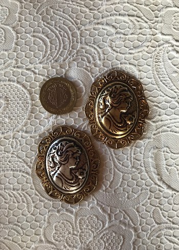 Düğmeli İşlemeli Altın Vintage Broş