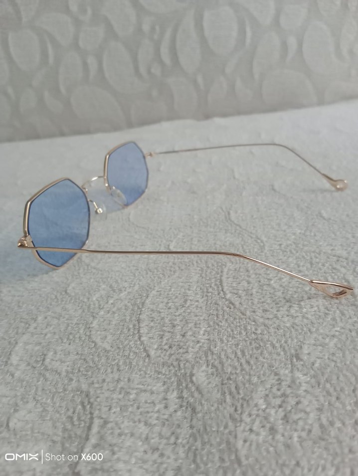 Şeffaf Çerçeveli Mavi Gözlük - Görsel 2