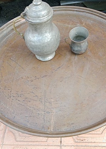 Antika bakır sürahi ve bardak