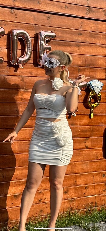 Zara Beyaz çiçek modelli boyunluklu elbise