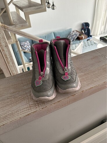 Skechers 27 numara ışıklı bot