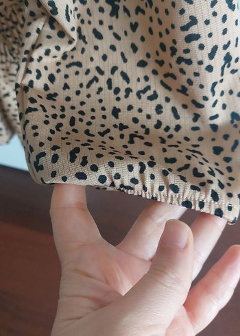 Düğmeli V Yakalı Yılan Desenli Kadın Bluz - Görsel 3