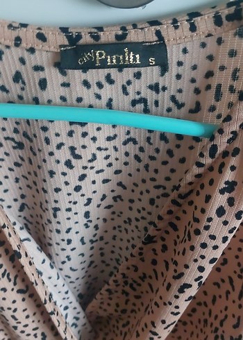 Düğmeli V Yakalı Yılan Desenli Kadın Bluz - Görsel 2