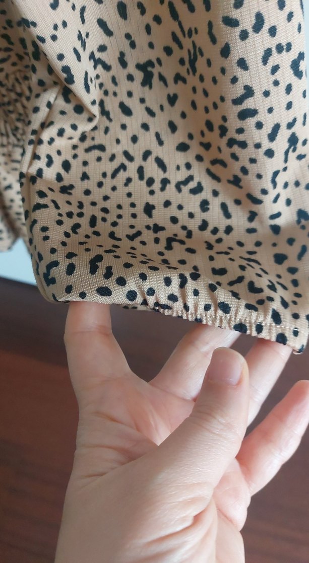 Düğmeli V Yakalı Yılan Desenli Kadın Bluz - Görsel 3